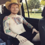 Ed Sheeran tem muitas tatuagens, mas a que mais chama a atenção é a de um leão tatuado em seu p e i t o. (Foto: Instagram)