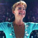 Margot Robbie interpreta Tonya Harding, uma patinadora olímpica cuja infância foi marcada por traumas. O filme é envolto num humor sombrio que contrasta com os problemas vividos pela protagonista. (Foto: Divulgação)