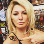 Antônia Fontenelle fez a tatuagem de uma ‘roleta russa’ em seu ombro. (Foto: Instagram)