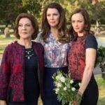 Gilmore Girls: A história acompanha a vida de Lorelai Gilmore, uma mãe solteira que cria sua filha adolescente Rory, na cidade de Stars Hollow em Connecticut. As duas agem mais como amigas do que mãe e filha, uma relação que Lorelai não teve com sua própria mãe, Emily. (Foto: Divulgação)