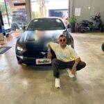 Lucas Lucco adora colecionar carros de luxos. O cantor adquiriu no ano passado um Mustang GT, avaliado em mais de R$ 300 mil. (Foto: Instagram)