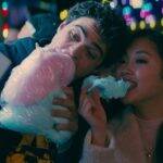 Para Todos os Garotos: P.S. Ainda Amo Você - Lara Jean (Lana Condor) não esperava se apaixonar por Peter Kavinsky (Noah Centineo) quando eles fingiam namorar, mas agora a relação dos dois deixou de ser artificial. (Foto: Divulgação)