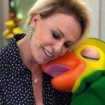 Ana Maria Braga se emocionou no Mais Você com a chegada do novo mascote, Louro Mané (Foto: Globo)