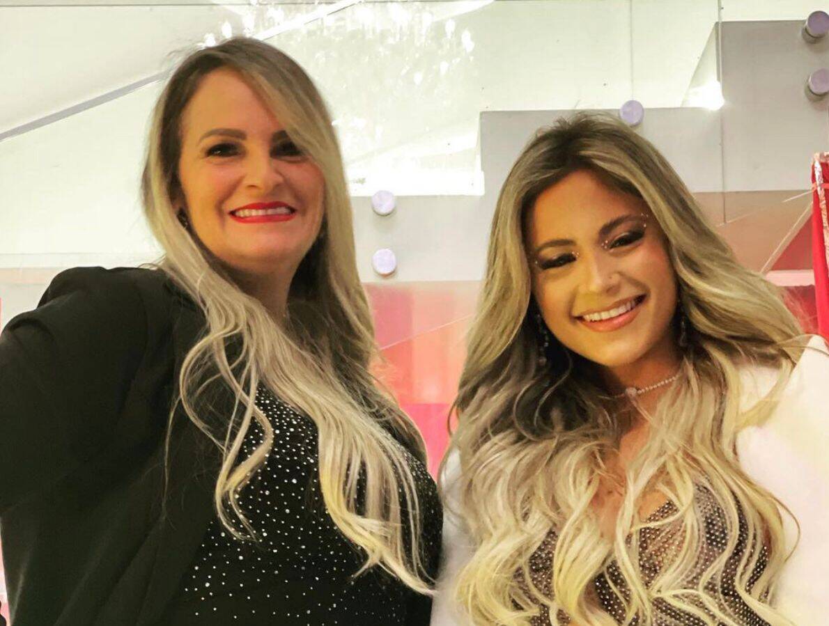 Mãe da influenciadora Nathalia Valente se pronuncia sobre polêmica de  tatuagem nas costas da filha - Jetss