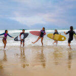 Na Trama, uma adolescente rebelde é expulsa de sua escola e enviada para Austrália. Lá, encontra seu lugar com um grupo de surfistas. (Foto: Netflix)