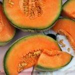 Melão Cantaloupe possui uma vasta quantidade de Vitamina A, que é a responsável por promover a produção de sebo no couro cabeludo. (Foto: Pixabay)