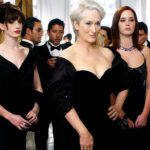 Andy, uma moça recém-formada e com grandes sonhos, vai trabalhar na conceituada revista de moda Runway; sua função é ser assistente da diabólica Miranda Priestly. (Foto: Divulgação)