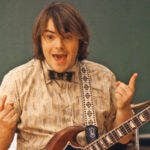 O guitarrista Dewey interpretado por Jack Black é expulso de sua banda, e tem a ideia de se passar por professor de música numa escola particular. O que era pra ser um emprego fácil se torna um sonho quando ele ouve os alunos tocarem e decide montar uma banda de rock com a turma, para disputar a batalha das bandas. (Foto: Divulgação)