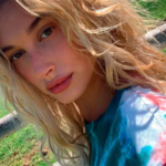 Hailey Bieber revelou que tem muitas crises de ansiedade, e um dos principais problemas causadores dela são as "atenções negativas" que recebe. Por isso, passou a se consultar frequentemente com um terapeuta. (Foto: Instagram)