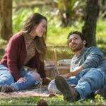 Mesmo sem assumir, os dois foram flagrados juntos em diversos momentos, dentre eles, trocando beijos na Praia da Barra da Tijuca, no Rio de Janeiro. (Foto: Netflix)