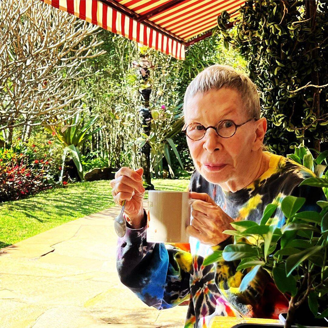 Na foto, ele aparece em sua varanda com uma xícara de café (Foto: Instagram)