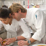 A experiente chef Kate Armstrong administra sua vida e sua cozinha com grande intensidade, mas tudo muda quando ela torna-se guardiã de sua sobrinha e se relaciona com um colega, que acaba de entrar para sua equipe. (Foto: Divulgação)