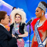 Na gravação em questão, o apresentador de 91 anos recebia a 'Miss Trans Internacional' Ana Simões, no palco de sua atração, no SBT. (Foto: Divulgação/SBT)