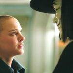 No filme, V salva uma jovem chamada Evey Natalie Portman) da polícia secreta e encontra nela uma nova aliada em busca de liberdade e justiça para o seu país. (Foto: Divulgação)