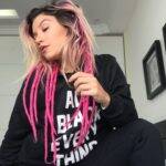 A cantora já chegou inclusive a aplicar dreads em tom cor-de-rosa para combinar com seus fios loiros. (Foto: Instagram)