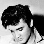 A causa oficial da morte de Elvis Presley foi arritmia cardíaca, mas o exame toxicológico comprovou a existência de 14 outras substâncias prescritas em seu corpo, incluindo morfina, barbitúricos, codeína e diazepam. (Foto: Divulgação/Pinterest)