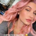 Hailey Bieber também se rendeu aos fios coloridos e escolheu pintar de rosa. (Foto: Instagram)