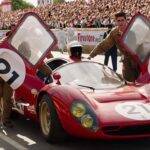 O projetista Carroll Shelby e o piloto Ken Miles enfrentam a interferência de empresas, as leis da física e os próprios demônios para construir um carro de corrida para a Ford Motor derrotar a hegemonia de Enzo Ferrari nas 24 horas de Le Mans. (Foto: Divulgação)