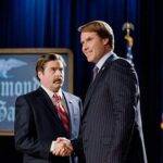 Os Candidatos: Cam Brady e Marty Huggins são dois homens de personalidades completamente opostas, mas com um objetivo: representar o estado da Carolina do Norte no Congresso americano. A rivalidade entre os dois inicia uma campanha eleitoral suja e divertida. (Foto: Divulgação)