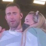 Durante um show da banda "Maroon 5", uma fã subiu no palco para abraçar o vocalista Adam Levine, que foi pego de surpresa pela atitude da mulher. (Foto: reprodução)