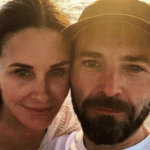 Courteney Cox e Johnny McDaid começaram a namorar após se conhecerem através de Ed Sheeran. (Foto: Instagram)