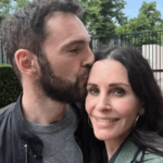 Após um tempo longe, Courteney e Johnny voltaram a estarem juntos. A artista afirma que o término fortaleceu ainda mais a relação. (Foto: Instagram)