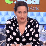 Na sequência, a contratada da Rede TV continuou mostrando toda sua perplexidade com a global: "Nossa, eu não acredito que a Claudia Raia está falando uma coisa dessas sobre outra artista. Que coisa, no mínimo, indelicada. Na realidade é extremamente invasivo!", pontuou. (Foto: Divulgação/RedeTV )