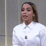 Anitta precisa tomar três remédios para dar entrevista ao 'Fantástico'. Ela foi diagnosticada com endometriose: 'Contando os dias para a cirurgia' (Foto: Globo)