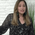 Nesta última sexta-feira (01/07), a apresentadora Sonia Abrão, 59 anos, detonou Claudia Raia, 55, porque a mesma expos Marisa Monte, 55, ao fazer uma declaração. (Foto: Divulgação/RedeTV )