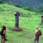 Um avião cai em uma ilha deserta e logo um grupo de passageiros precisa lutar para sobreviver. Liderados pelo médico Jack Shephard e pelo misterioso John Locke, eles irão descobrir que o local esconde perigosos segredos. (Foto: Divulgação)