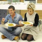 6. Em 2011, Antonio Banderas visitou o Brasil e acabou fazendo uma aparição inusitada: ele foi ao programa Mais Você e ensinou como preparar uma autêntica paella! (Foto: Globo)