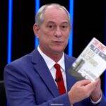 Ciro Gomes usou a bancada do JN para fazer propaganda do seu livro e virou meme, chegando a ser comparado com Bianca Andrade. (Foto: Globo)