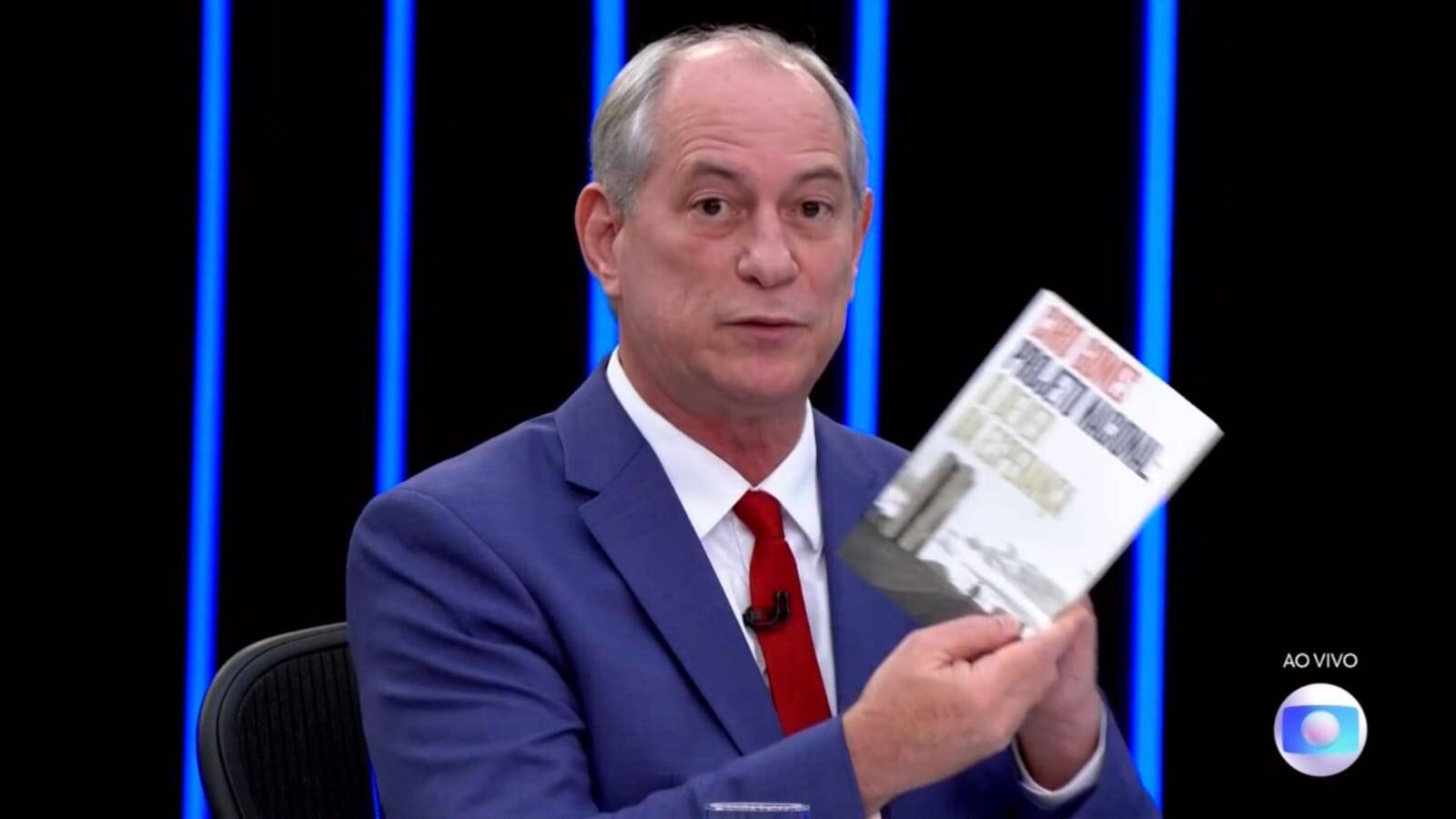 Ciro Gomes usa bancada do JN para fazer propaganda do seu livro e