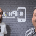 "Quanto tempo você já está namorando com a Wanessa [Camargo] ?". Surpreso com a pergunta, o ator apenas reagiu rindo e dizendo: "Que isso, cara?". (Foto: Divulgação/SBT)