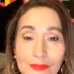 Assim como muitos espectadores, Sonia Abrão, 59 anos, está assistindo ao próprio programa, "A Tarde é Sua", na 'RedeTV!', de casa. (Foto: Instagram)