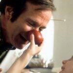 Patch Adams - O Amor É Contagioso: Patch Adams descobre que o humor e o carinho podem fazer maravilhas e ajudar a curar pessoas hospitalizadas, mas suas ideias entram em conflito com os defensores da medicina tradicional. (Foto: Divulgação)