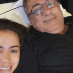 Anitta e o pai, Mauro Machado, passaram o Dia dos Pais juntos e prestigiaram o espetáculo de humor de Rafael Portugal, neste domingo (14). (Foto: Instagram)