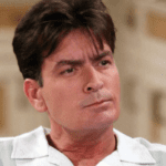 Charlie Sheen completa 58 anos e é pensando nisso que o Jetss Brasil resolveu listar as melhores séries e filmes com o astro. (Foto: Divulgação)