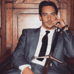 Jonathan Rhys Meyers foi proibido de embarcar em um avião da United Airlines por estar sob a influência de álcool e xingou o empregado da companhia de 'niger', termo racista. (Foto: Divulgação/Pinterest)