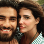 Quem também anunciou a gravidez após três meses de relacionamento foi a atriz Deborah Secco. (Foto: Instagram)