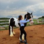 A atriz, que tinha trauma de cavalos desde que caiu de um durante a gravação de uma cena, realizou sua primeira aula de equitação. (Foto: Instagram)