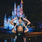 "E óbvio que a mamãe chorou na minha primeira vez na Disney, disse que já está imaginando eu aqui, chorona, viu? E o papai só na risada",  escreveu. (Foto: Instagram)