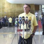 O candidato à reeleição pelo PL, Jair Bolsonaro, recebe no Palácio da Alvorada, os cantores sertanejos Leonardo e Gusttavo Lima (Foto: Agência Brasil)