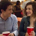 13 Reasons Why: Clay Jensen é um estudante que se vê envolvido em uma série de mistérios provocados pelo trágico suicídio de uma amiga. Assista o quanto quiser. Katherine Langford foi indicada ao Globo de Ouro por seu papel nesta série baseada no best-seller de Jay Asher. (Foto: Divulgação)