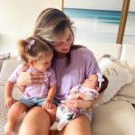 Em uma sequência de fotos no Instagram, a mamãe coruja surgiu agarradinha com as pequenas e ainda mostrou um flagra: um momento em que elas se encararam. "Os motivos da minha felicidade", se derreteu a youtuber na legenda. (Foto: Instagram)