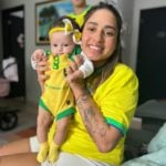 Atualmente Loma mostrou que também está no clima da Copa, aos 20 anos, ao lado de sua filha Melanie. (Foto: Instagram)