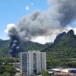 Em nota ao portal Metrópoles, o Corpo de Bombeiros do Rio de Janeiro confirmou a informação.  “Bombeiros do Quartel de Jacarepaguá foram acionados, na tarde desta sexta-feira (18/11), para um incêndio na Estrada de Curicica, 1.184, em Curicica. O quartel de Jacarepaguá foi empenhado para o combate às chamas, com apoio do Grupamento de Busca e Salvamento (GBS) da corporação. Não há, até o momento, informações sobre vítimas”, diz o informe. (Foto: Twitter)