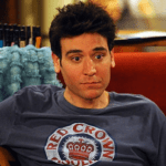 Josh Radnor foi o protagonista de uma das séries de sitcom mais famosas no gênero. “How I Met Your Mother” teve 9 temporadas e segue sendo muito aclamada pelos fãs. (Foto: Divulgação)