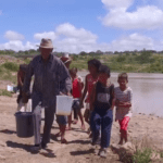 Documentário A Luta Pelo Básico - Saneamento Salvando Vidas: A abordagem do documentário versa sobre a importância do tratamento da água e do esgoto nas comunidades mais carentes e vulneráveis. Também é mostrado como a população ainda precisa lutar por algo que deveria ser fornecido como um direito básico. (Foto: Divulgação)