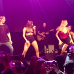 O mesmo aconteceu ao participar do longa nacional "Minha Vida Em Marte", em 2018. Ao lado do eterno Paulo Gustavo e de Mônica Martelli, Anitta deu seu show sendo ela mesma. (Foto: Divulgação)